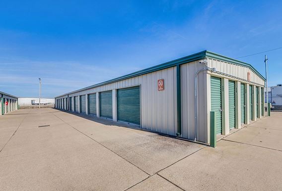 Source URL: https://cdnsc.rentcafe.com/dmslivecafe/2/143515/p1948453_u3103-SalinaCentennial-014_1_PG.jpg?width=-1&height=385&quality=80