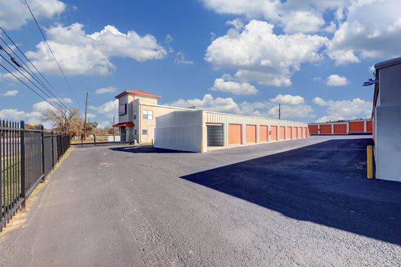 Source URL: https://cdnsc.rentcafe.com/dmslivecafe/2/196835/Ranch%2026552_12%20IMG%2009_1_1.jpg?width=-1&height=385&quality=80