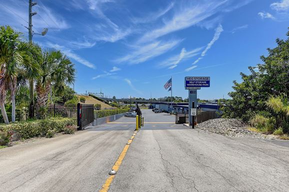 Source URL: https://cdnsc.rentcafe.com/dmslivecafe/2/220663/15%20gate%20front%20entrance.jpg?width=-1&height=385&quality=80