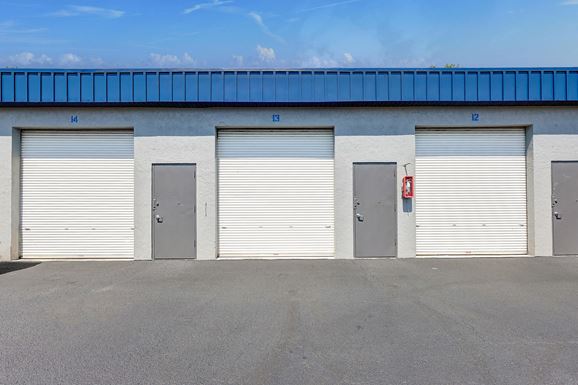 Source URL: https://cdnsc.rentcafe.com/dmslivecafe/2/220663/5%20white%20storage%20doors.jpg?width=-1&height=385&quality=80