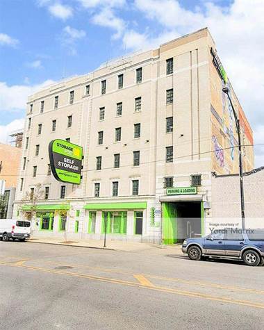 Storage Units for Rent available at 6331 North Broadway Street, Chicago, IL 60660