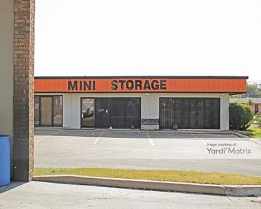 Storage Units for Rent available at 2855 Fort Worth Avenue, Dallas, TX 75211