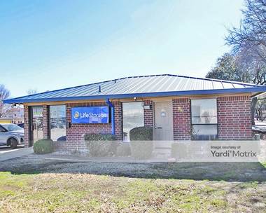 Storage Units for Rent available at 1620 East Lamar Blvd, Arlington, TX 76011