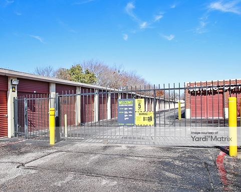 Source URL: https://cdnsc.rentcafe.com/dmslivecafe/3/1064925/1064925-1-5.jpg?width=-1&height=385&quality=80