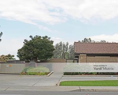 Storage Units for Rent available at 382 East Alluvial Avenue, Fresno, CA 93720