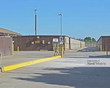 Storage Units for Rent available at 3275 West Ashlan Avenue, Fresno, CA 93722