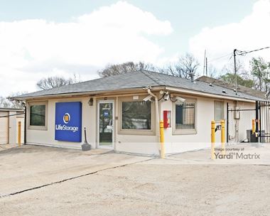 Storage Units for Rent available at 4000 North West Street, Jackson, MS 39206